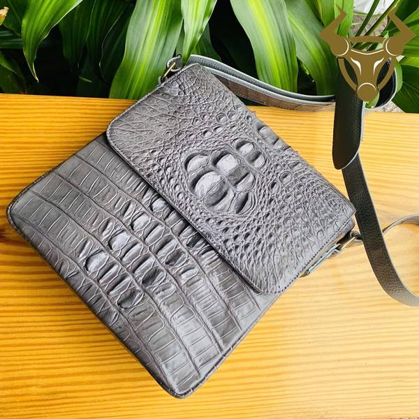 Túi Đeo Chéo Da Cá Sấu Gù TIBA4 Size Lớn Ngăn Chứa Rộng Túi đeo chéo nam da cá sấu gù TIBA4 màu xám dành cho doanh nhân.