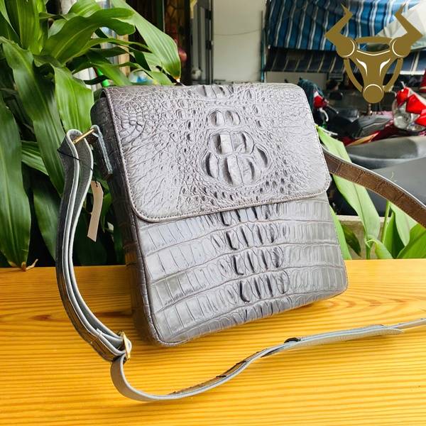 Túi Đeo Chéo Nam Da Gù Cá Sấu Màu Xám Chính Hãng Túi đeo chéo nam size lớn da cá sấu gù TIBA4 màu xám hiện đại.