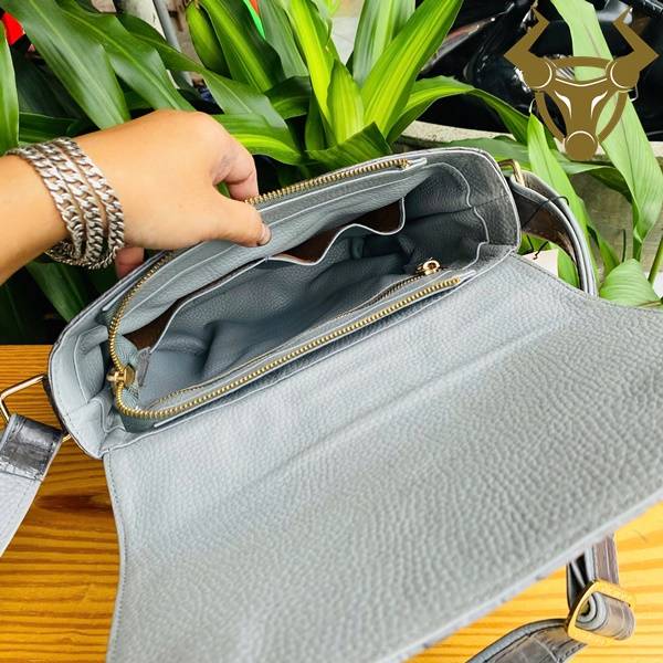 Túi Đeo Chéo Da Cá Sấu Gù TIBA4 Màu Xám Đẳng Cấp Túi đeo chéo da cá sấu gù TIBA4 màu xám phong cách lịch lãm.