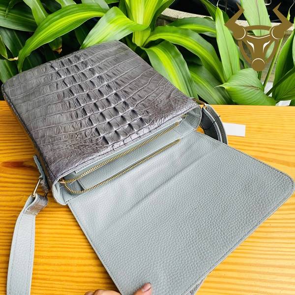 Túi Đeo Chéo Nam Size Lớn Da Cá Sấu Gù TIBA4 Màu Xám Cao Cấp Túi đeo chéo nam da cá sấu gù TIBA4 màu xám nhiều ngăn chứa.