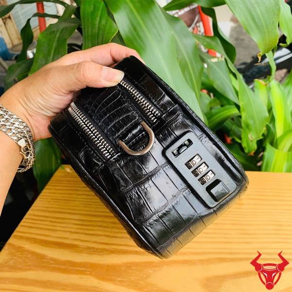 Túi xách tay clutch da bụng cá sấu CJA8 màu đen dành cho doanh nhân.