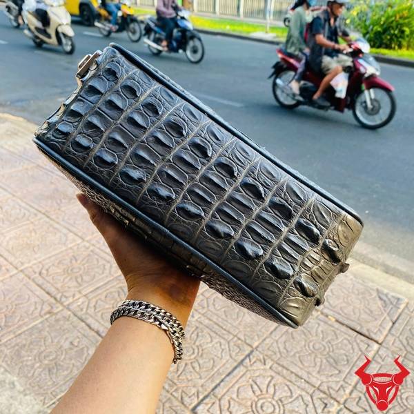 Clutch nam da gù cá sấu CJA4 màu xám được chế tác tỉ mỉ và sang trọng.
