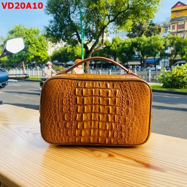 Clutch xách tay da gù cá sấu CJA4 màu vàng bò cao cấp dành cho quý ông.