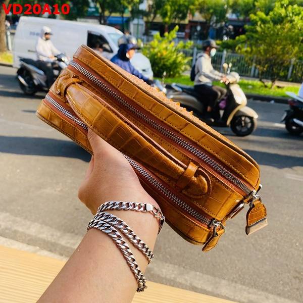 Clutch nam da gù cá sấu CJA4 màu vàng bò chất lượng cao và thiết kế tinh xảo.