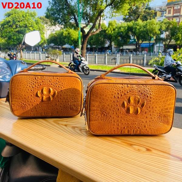Clutch Golf da gù cá sấu CJA4 màu vàng bò với đường vân tự nhiên nổi bật.