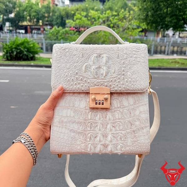 Túi Xách Đeo Chéo Nam Da Cá Sấu Gù TICA4-A Màu Bạch Tạng Cao Cấp Túi xách da cá sấu gù TICA4-A dây đeo rời màu bạch tạng.