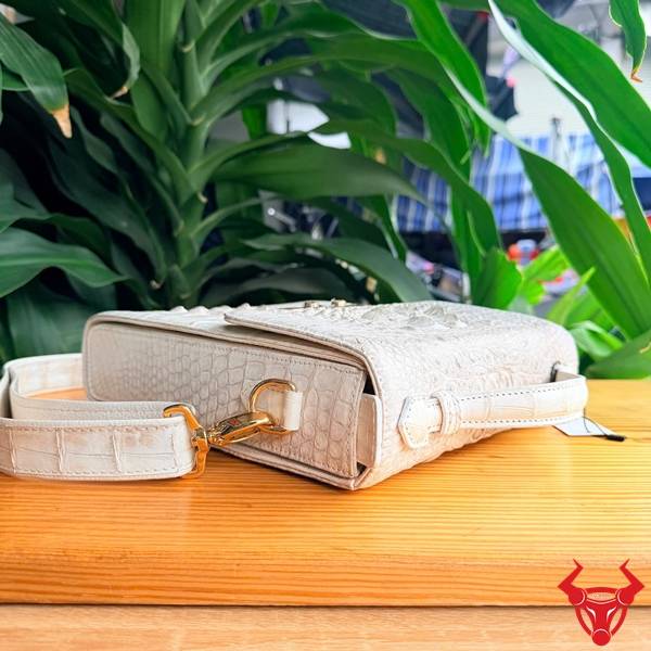 Mua Túi Xách Đeo Chéo Nam Da Cá Sấu Gù TICA4-A Màu Bạch Tạng Túi da cá sấu gù TICA4-A màu bạch tạng bền đẹp sang trọng.