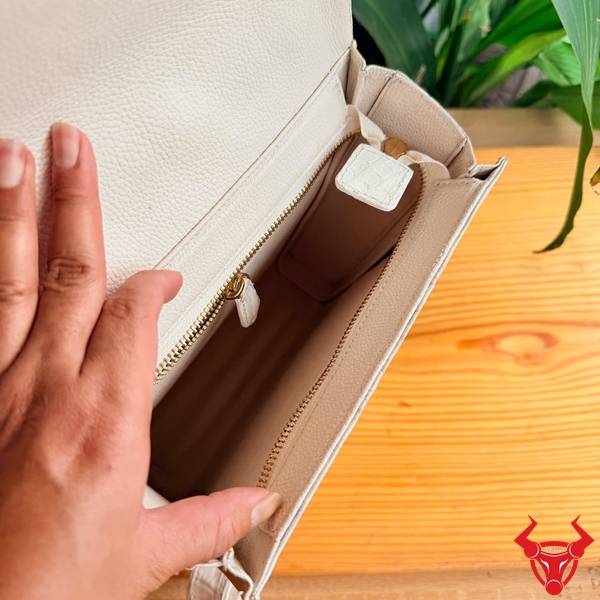 Túi Xách Đeo Chéo Nam Da Cá Sấu Gù TICA4-A Khóa Số Bảo Mật Túi xách đeo chéo nam da cá sấu gù TICA4-A màu bạch tạng cao cấp.