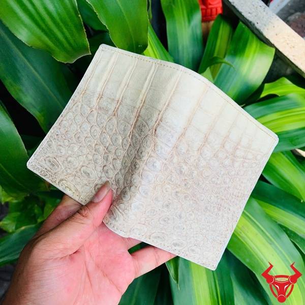 Ví Đứng Da Bụng Cá Sấu VJA8 màu trắng bạch tạng nổi bật với vân da tự nhiên đầy ấn tượng.