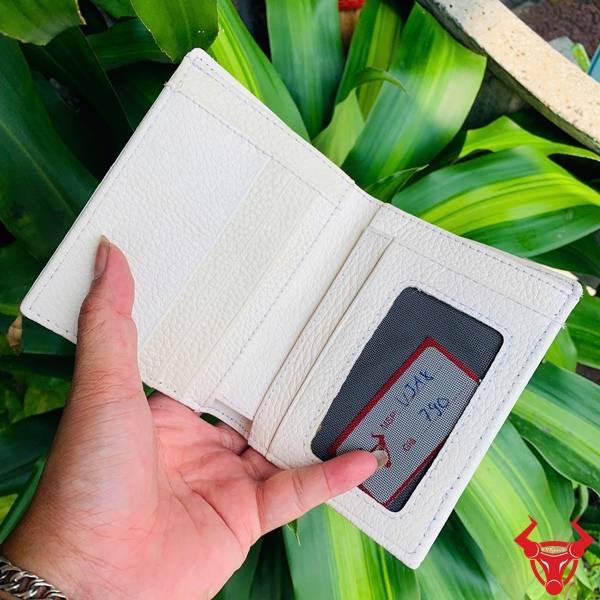 Hình ảnh Ví Đứng Da Bụng Cá Sấu VJA8 màu trắng bạch tạng với thiết kế sang trọng và chất liệu cao cấp.
