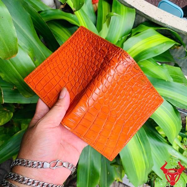 Ví Nam Form Đứng Da Bụng Cá Sấu VJA8 màu đỏ nổi bật với chất liệu da thật cao cấp.