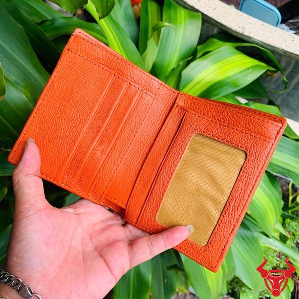Hình ảnh Ví Nam Form Đứng Da Bụng Cá Sấu VJA8 màu đỏ với thiết kế sang trọng và vân da tự nhiên.