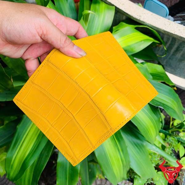 Ví Nam Form Đứng Da Bụng Cá Sấu VJA8 màu vàng nổi bật với chất liệu da thật cao cấp.