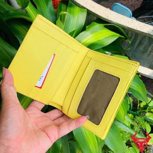 Hình ảnh Ví Nam Form Đứng Da Bụng Cá Sấu VJA8 màu vàng với thiết kế sang trọng và vân da tự nhiên.