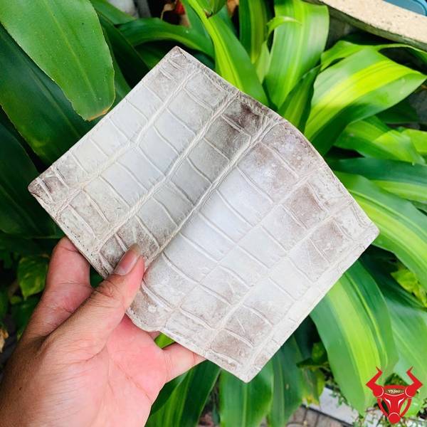 Ví Da Bụng Cá Sấu VJA8 Bạch Tạng Himalaya Sang Trọng Chính Hãng Ví Đứng Da Bụng Cá Sấu VJA8 màu Bạch Tạng Himalaya nổi bật với chất liệu da thật và màu sắc hiếm.