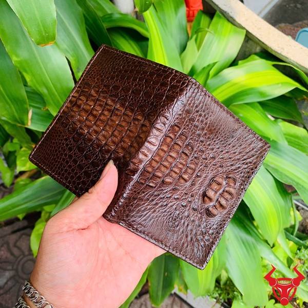 Ví Nam Form Đứng Da Cá Sấu Nguyên Con Nhỏ VJA7 màu nâu đất nổi bật với chất liệu da thật cao cấp.