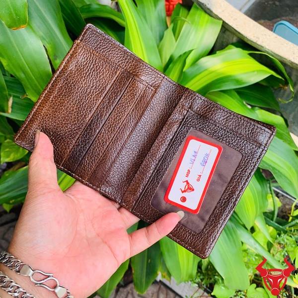 Hình ảnh Ví Nam Form Đứng Da Cá Sấu Nguyên Con Nhỏ VJA7 màu nâu đất với vân da tự nhiên sang trọng.