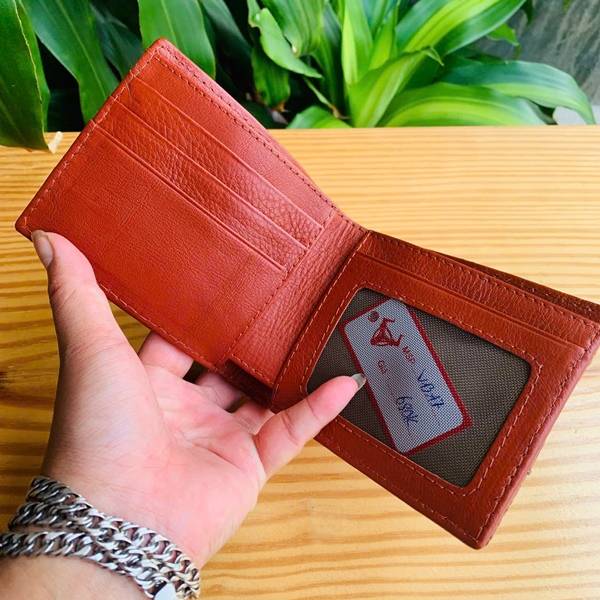 Ví da cá sấu nguyên con nhỏ VBA7 màu nâu đỏ nổi bật với đường may tinh tế và chất liệu cao cấp.