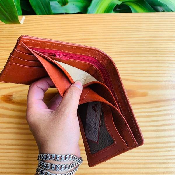 Ví nam da cá sấu nguyên con nhỏ VBA7 màu nâu đỏ với phong cách hiện đại và chất liệu da thật.