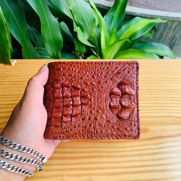Ví nam ngắn da cá sấu nguyên con nhỏ VBA7 màu nâu đỏ với chất liệu da thật và thiết kế cao cấp.
