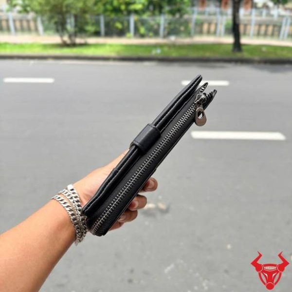 Ví Cầm Tay Nữ Da Bò Dáng Dài VICT02 Tiện Dụng Ví cầm tay nữ da bò VICT02 màu đen phong cách hiện đại và cao cấp.