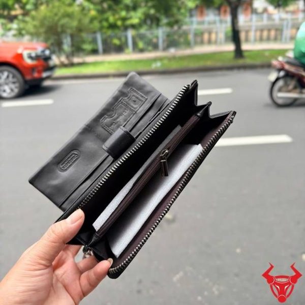 Ví Cầm Tay Nữ Dáng Dài Da Bò VICT02 Màu Đen Cao Cấp Ví cầm tay nữ VICT02 màu đen bằng da bò cao cấp, bền đẹp và tiện dụng.