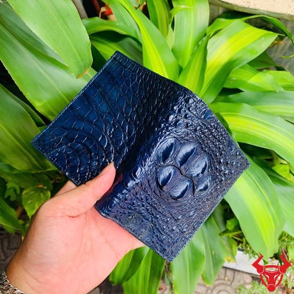 Ví Nam Form Đứng Da Cá Sấu Gù Lớn VJA4 màu xanh navy nổi bật với chất liệu da thật và phần gù lớn.