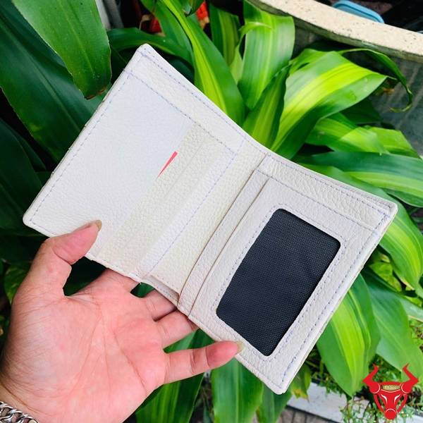 Ví Nam Da Gai Lưng Cá Sấu Màu Bạch Tạng Thiết Kế Khoa Học Bền Bỉ Hình ảnh Ví Nam Form Đứng Da Gai Lưng Cá Sấu VJA1 màu bạch tạng với kiểu dáng sang trọng và nhiều ngăn.