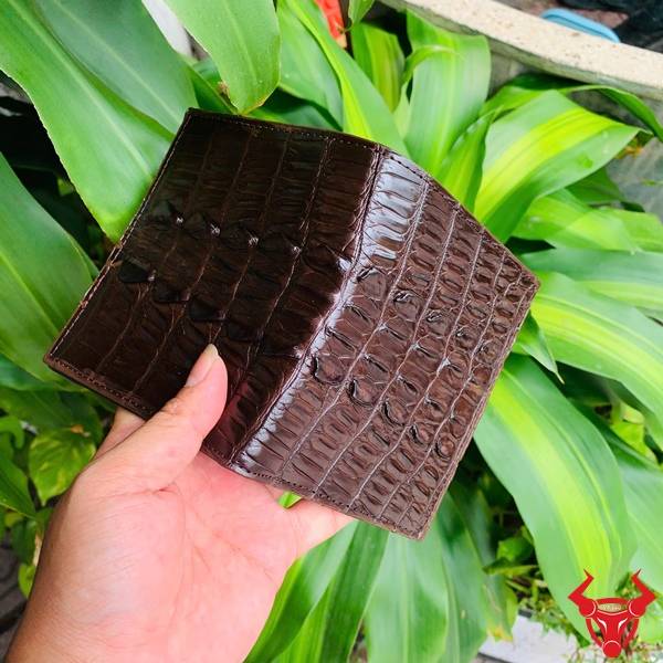 Ví Nam Form Đứng Da Gai Lưng Cá Sấu VJA1 màu đen với chất liệu da thật và thiết kế khoa học.