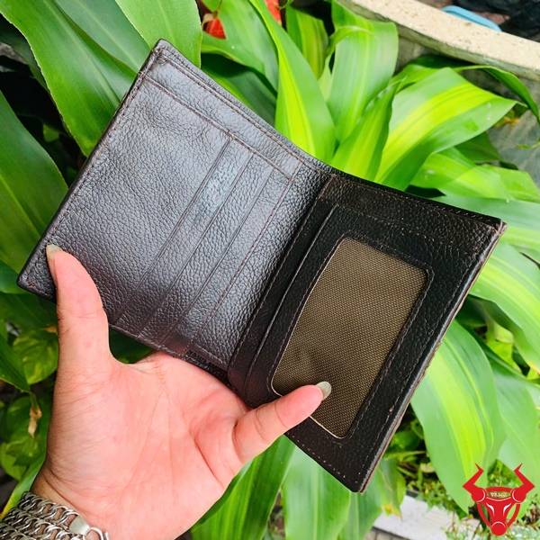Hình ảnh Ví Nam Form Đứng Da Gai Lưng Cá Sấu VJA1 màu đen với kiểu dáng sang trọng và nhiều ngăn.