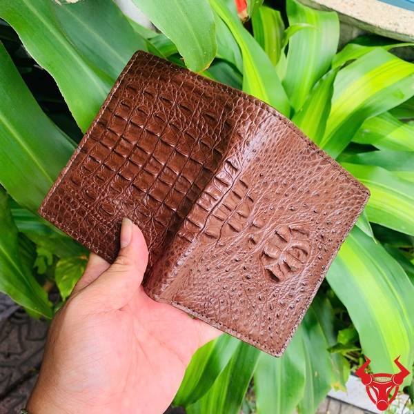 Ví Nam Form Đứng Da Cá Sấu Nguyên Con Nhỏ VJA7 màu nâu đỏ nổi bật với chất liệu da thật nguyên bản.