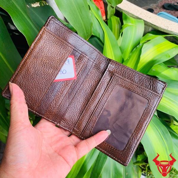 Hình ảnh Ví Nam Form Đứng Da Cá Sấu Nguyên Con Nhỏ VJA7 màu nâu đỏ với vân da tự nhiên và phong cách sang trọng.