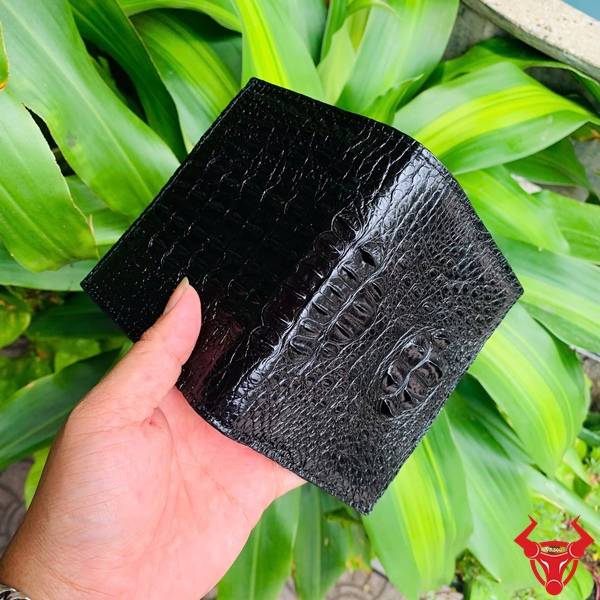 Ví Nam Form Đứng Da Cá Sấu Nguyên Con Nhỏ VJA7 màu đen nổi bật với chất liệu da thật nguyên bản.