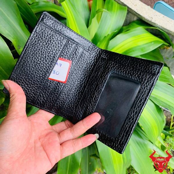 Hình ảnh Ví Nam Form Đứng Da Cá Sấu Nguyên Con Nhỏ VJA7 màu đen với thiết kế cao cấp và vân da tự nhiên.