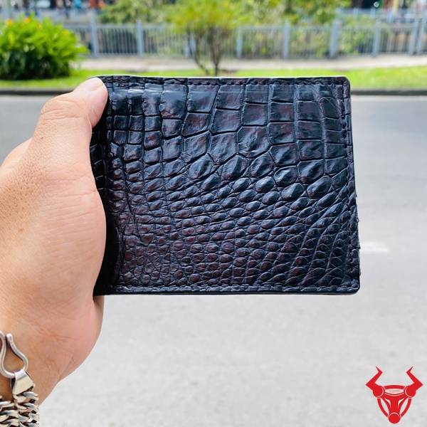 Ví nam da gai tay cá sấu VBA5 màu đen với vân da tự nhiên và phong cách lịch lãm.