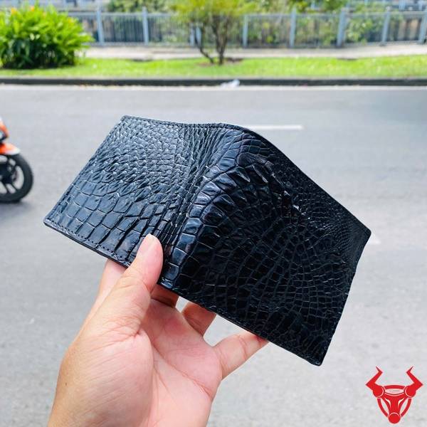 Ví nam da gai tay cá sấu VBA5 màu đen nổi bật với thiết kế sang trọng và độ bền cao.