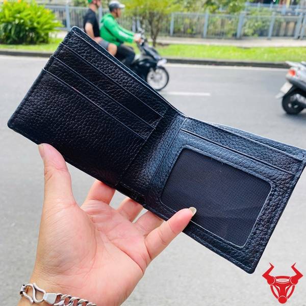 Ví da gai tay cá sấu VBA5 màu đen với thiết kế gọn nhẹ và chất liệu da thật cao cấp.