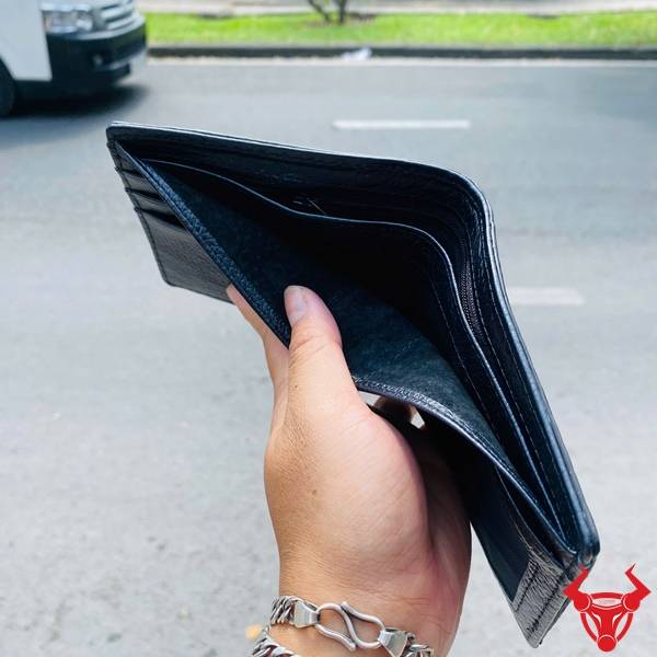 Ví nam da gai tay cá sấu VBA5 màu đen với thiết kế hiện đại, tiện dụng và chất liệu cao cấp.