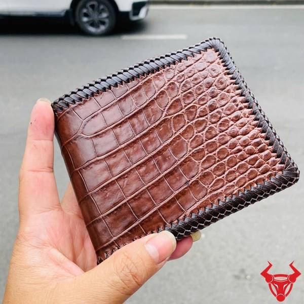 Ví da bụng cá sấu VDA8 màu nâu đất đan viền thủ công với vẻ đẹp sang trọng và thời trang.
