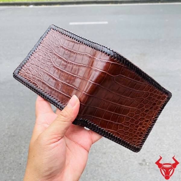 Mẫu ví đan viền da bụng cá sấu VDA8 màu nâu đất với kiểu dáng thanh lịch và bền đẹp.