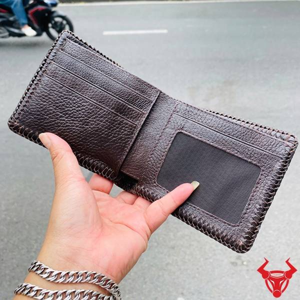 Ví da bụng cá sấu 1 mặt VDA8 màu nâu đất với đường đan viền nổi bật và chất liệu cao cấp.