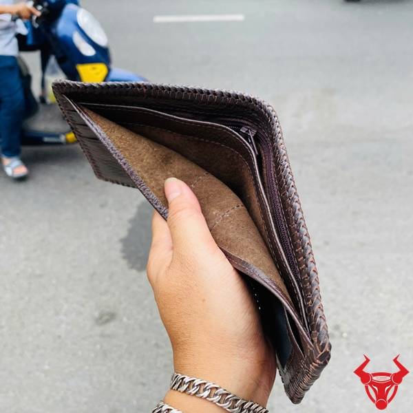 Ví đan viền da bụng cá sấu VDA8 màu nâu đất với phong cách sang trọng, đẳng cấp và bền bỉ.