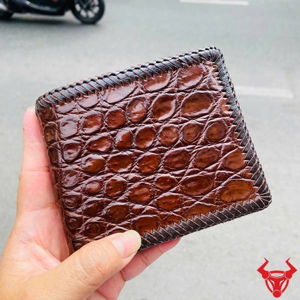 Ví da bụng cá sấu 2 mặt VEA8 màu nâu đất với thiết kế tinh tế và chất liệu da thật.