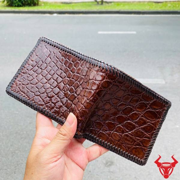 Ví đan viền da bụng cá sấu 2 mặt VEA8 màu nâu đất nổi bật với đường vân tự nhiên đẹp mắt.