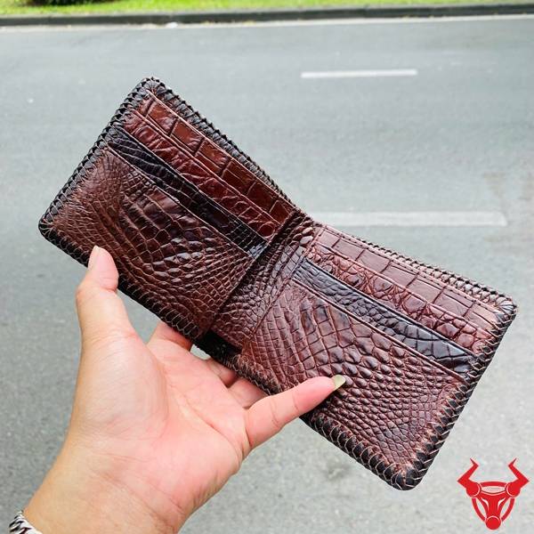 Ví da bụng cá sấu VEA8 màu nâu đất với thiết kế đan viền tinh tế và chất liệu cao cấp.