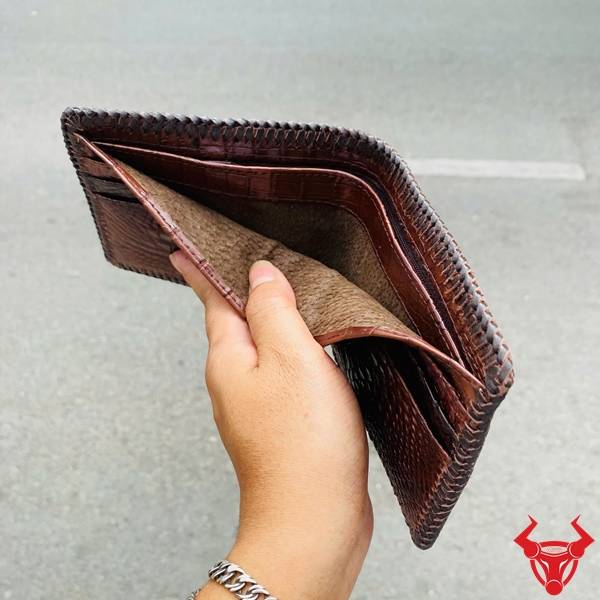 Ví đan viền da bụng cá sấu VEA8 màu nâu đất với phong cách lịch lãm và chất liệu bền đẹp.