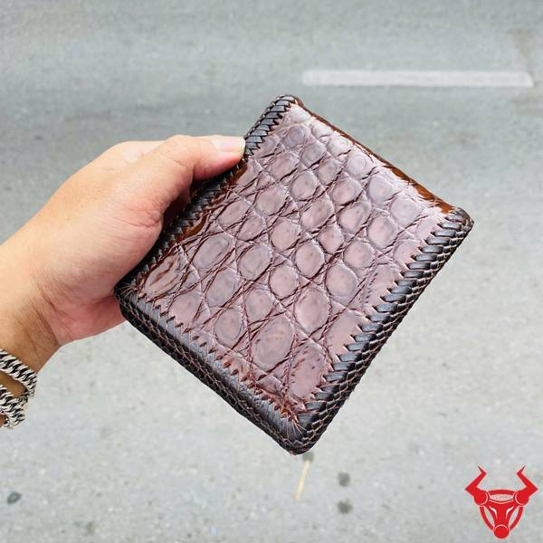 Ví đan viền da bụng cá sấu 2 mặt da trong ngoài VEA8 màu nâu đất với thiết kế cao cấp và sang trọng.