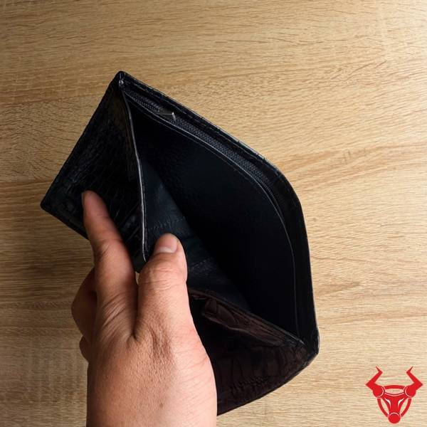 Ví Form Đứng Da Bụng Cá Sấu VLAA8 màu đen bọc viền chắc chắn, sang trọng và đẳng cấp.