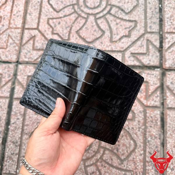 Ví Form Đứng Da Bụng Cá Sấu VLAA8 màu đen nổi bật với thiết kế hai mặt da và cạnh bọc viền chắc chắn.