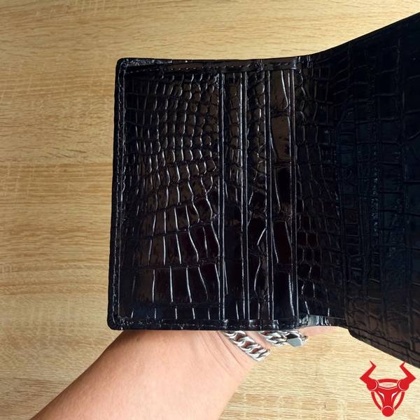 Hình ảnh Ví Form Đứng Da Bụng Cá Sấu VLAA8 màu đen với hai mặt da và đường viền hoàn thiện tinh tế.
